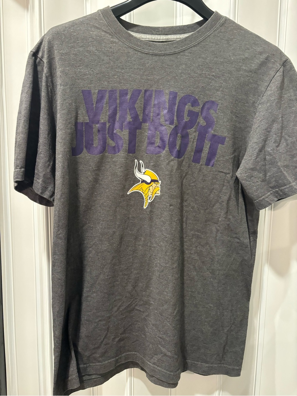 Nike Minnesota Vikings Gray 'Vikings Just Do It' Graphic Tee Size Large